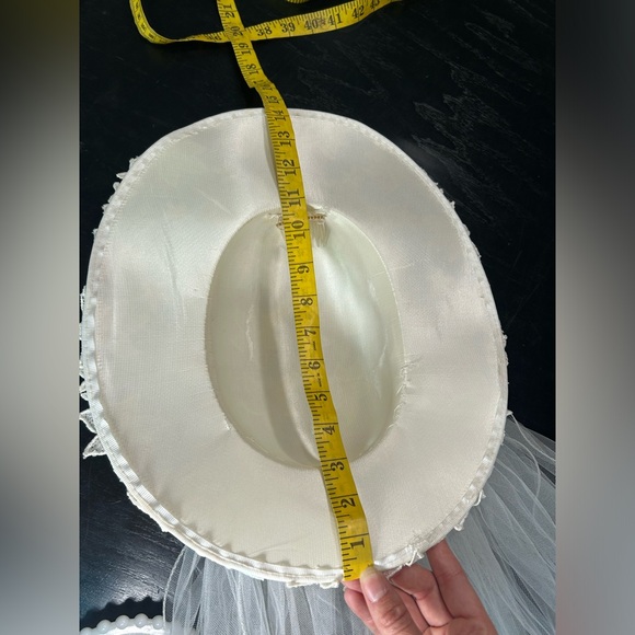 Elegant western southern White Bridal Veil with Hat- some holes in veil - Picture 5 of 7